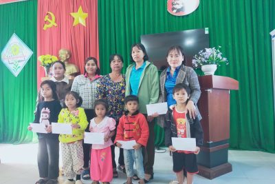 Hân hoan vui mừng Hội giáo chức Huyện Ea Súp tặng quà cho 06 cháu có hoàn cảnh khó khăn trong dịp tết Ất Tỵ 2025