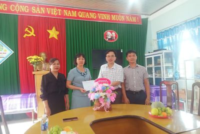 Chính quyền địa phương thăm, tặng quà cho CB-GV-NV nhà trường nhân ngày 20/11